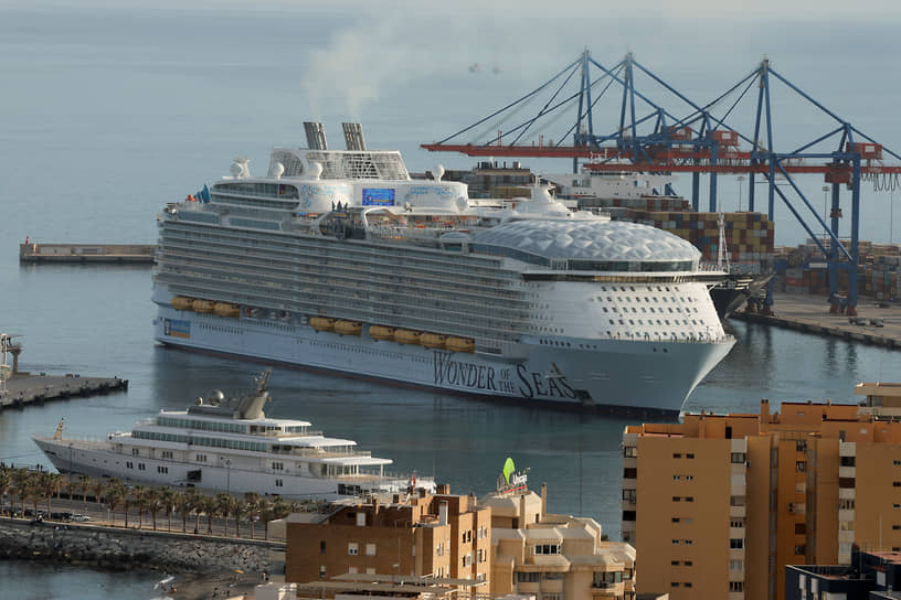 Пятое судно класса Oasis компании Royal Caribbean — Wonder of the Seas — было спущено на воду в 2022 году, став самым большим круизным лайнером на тот момент (длина — 364 м, валовая вместимость — 236 тыс. тонн). Имеет 18 палуб, почти 3 тыс. кают на 7 тыс. гостей, в том числе двухэтажные панорамные сьюты, а также крупнейший сад, где растут более 20 тыс. растений. В числе развлечений — водный театр, скалодром, симулятор серфинга, ледовый каток и 25-метровый зиплайн. Ранее на воду были спущены четыре «сестры» корабля — Oasis of the Seas (2008), Allure of the Seas (2008), Harmony of the Seas (2015) и Symphony of the Seas (2017), которые на данный момент занимают оставшиеся места в топ-6 крупнейших лайнеров
