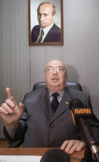 «Я человек команды — команда уйдет в отставку, и я вместе с командой уйду. Сейчас команда работает та, которая входила в команду Юрия Михайловича Лужкова»   Владимир Ресин работал под руководством Юрия Лужкова с 1990 года — являлся его заместителем в Мосгорисполкоме, позже — первым заместителем мэра, курировал архитектуру, строительство и реконструкцию столицы. 28 сентября 2010 года, после отставки Юрия Лужкова, занимал пост и. о. мэра. В 2011 году был избран, а в 2016 году переизбран депутатом Госдумы 