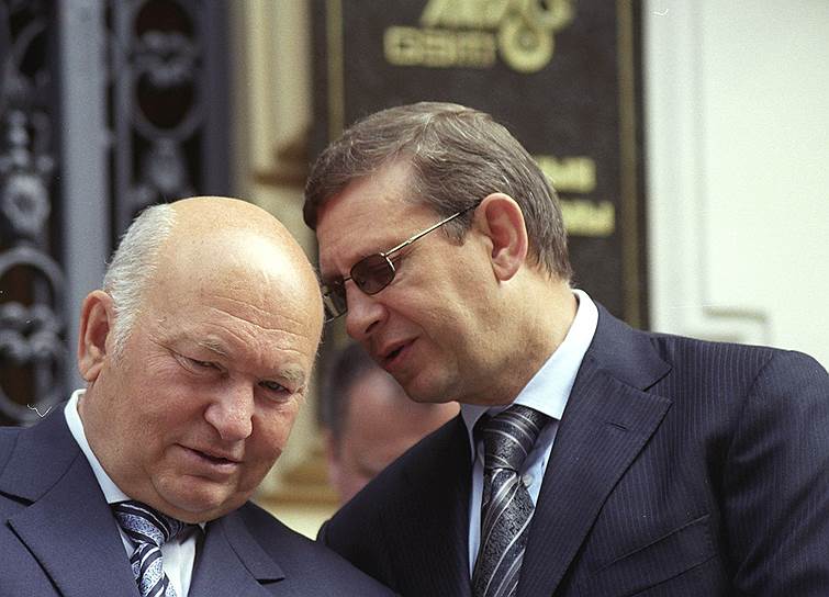 В конце 1980-х годов Владимир Евтушенков, будущий владелец АФК «Система», возглавил управление по науке и технике Мосгорисполкома, в это время Юрий Лужков являлся первым заместителем председателя Мосгорисполкома. В апреле 2011 года Владимир Евтушенков сообщил газете «Ведомости» о предложении Юрию Лужкову занять одну из должностей в нефтехимическом подразделении корпорации 