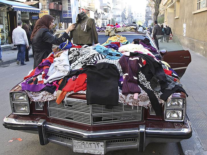Одежда выставлена на продажу, 2010 год 