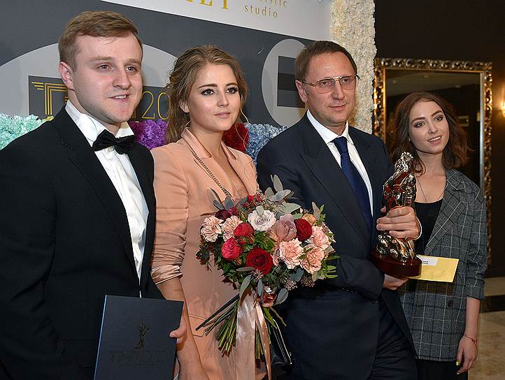 Актеры из сериала "Молодежка" (телеканал СТС) Игорь Огурцов, Анна Михайловская, Юлия Маргулис и генеральный директор "СТС Медиа" Вячеслав Муругов (второй справа)