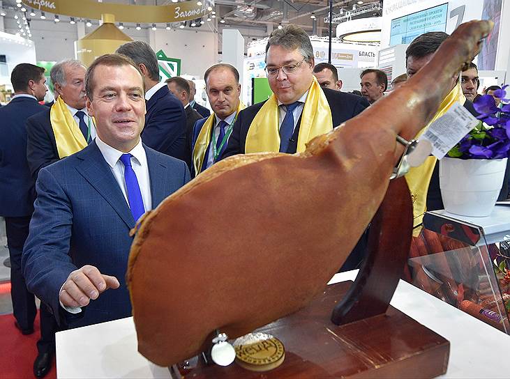 ВДНХ, Москва. Премьер-министр Дмитрий Медведев и губернатор Ставропольского края Владимир Владимиров (справа) во время 19-ой Российской агропромышленной выставки «Золотая осень»