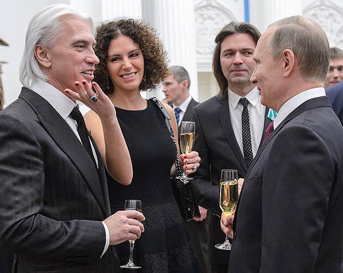 Дмитрий Хворостовский на церемонии вручения государственных наград в Кремле в 2015 году. Слева направо: господин Хворостовский с супругой Флоранс Илли, композитор и певец Дмитрий Маликов, президент РФ Владимир Путин 