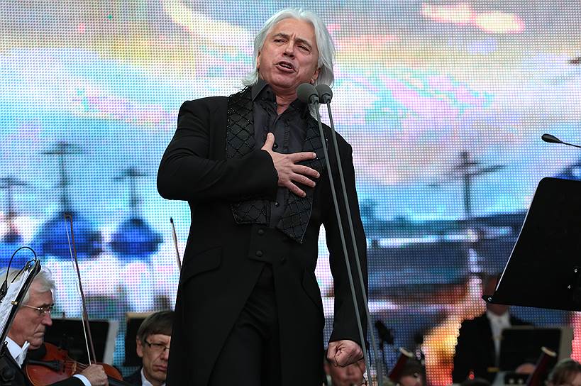 "Как правило, я не стесняюсь и защищаю права русских, даже зная, что не всегда они правы. И защищаю какие-то определенные политические шаги России как страны перед иностранцами, иностранными господами. Очень часто я являюсь защитником и пропагандистом. Не всегда профессиональным"   На фото: Дмитрий Хворостовский на концерте в честь Дня Победы 