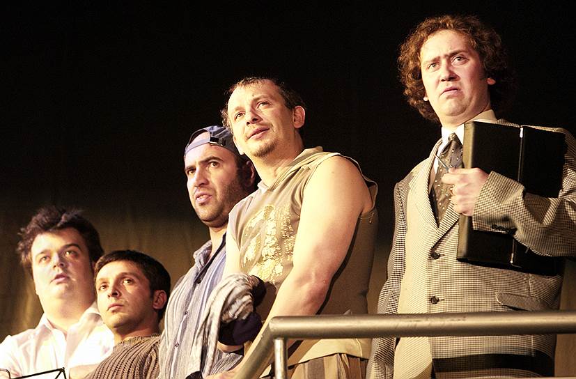 Работал в театре Квартет И (спектакль «День радио»), Творческом объединении «ДУЭТ» (постановки «Случайное счастье милиционера Пешкина»). Затем стал актером «Независимого театрального проекта» На фото: кадр из фильма «День выборов»