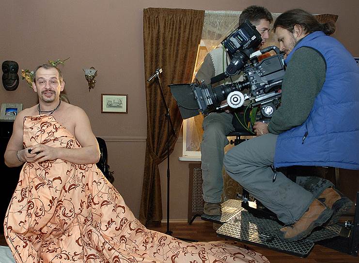 Дмитрий Марьянов (слева) на съемочной площадке фильма Усмана Сапарова «Телохранительница»