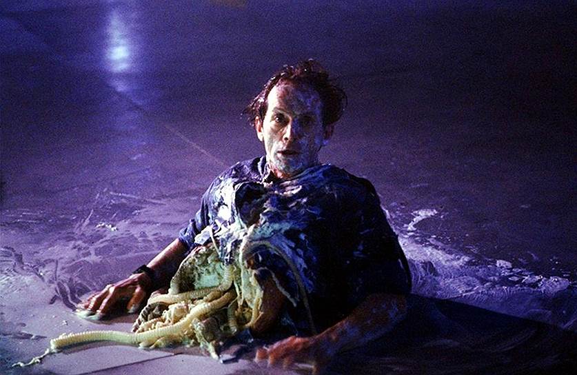 «Чужой» (1979) Слоган: «В космосе твой крик никто не услышит...» В фантастическом фильме ужасов Ридли Скотта роль робота-андроида Эша исполнил Иэн Холм. На корабле «Ностромо», где он работал вместе с остальным экипажем, никто не знал, что он был роботом, и у него была секретная миссия доставить инопланетянина на Землю. В 1986 году вышло продолжение фильма, роль андроида Бишопа (на фото) исполнил актер Лэнс Хенриксен. Будучи разорванным напополам в конце фильма, Бишоп продолжил функционировать. В фильме-приквеле «Прометей» (2012) роль андроида Дэвида исполнил Майкл Фассбендер