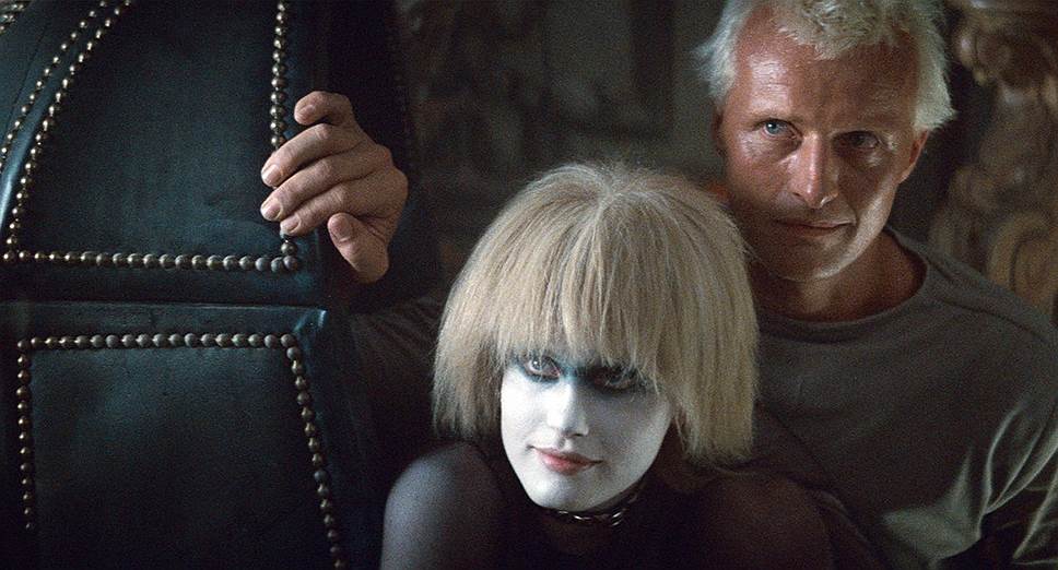 «Бегущий по лезвию» (1982) Слоган: «Усовершенствованное футуристическое будущее» В классическом научно-фантастическом фильме Ридли Скотта роль роботов досталась репликантам — похожим на людей андроидам с определенным «сроком годности» — количеством лет, которые они могут прожить. Философский вопрос, который задает себе главный герой Харрисон Форд, ведущий поиски сбежавших роботов: «а не являюсь ли я сам репликантом?», до сих пор вызывает дискуссии в киносообществе