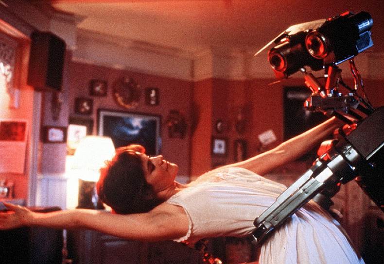 «Короткое замыкание» (1986) Слоган: «Номер пять жив!» В этой научно-фантастической комедии в робота попадает молния, в результате чего он оживает и начинает проявлять человеческие чувства