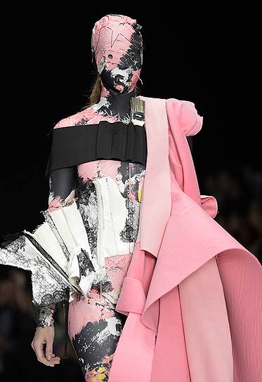Показ лучших дипломных коллекций программы ВА (HONS) Fashion Британской высшей школы дизайна