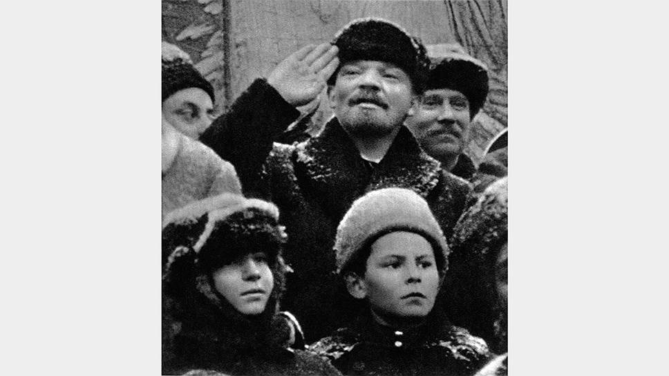 Володя Стеклов (мальчик в папахе в центре, справа от Ленина) на митинге на Красной площади 