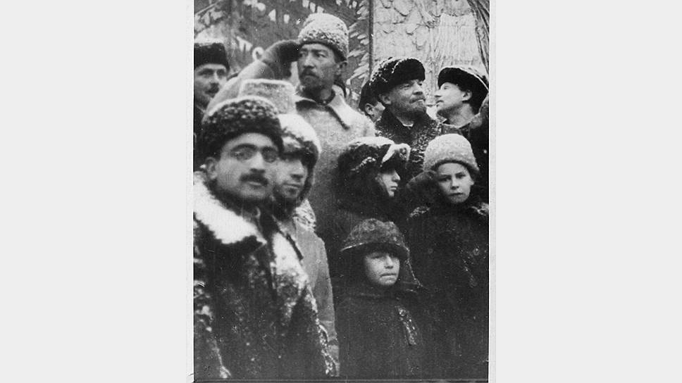 Володя Стеклов (мальчик в папахе в центре, справа от Ленина) на митинге на Красной площади 