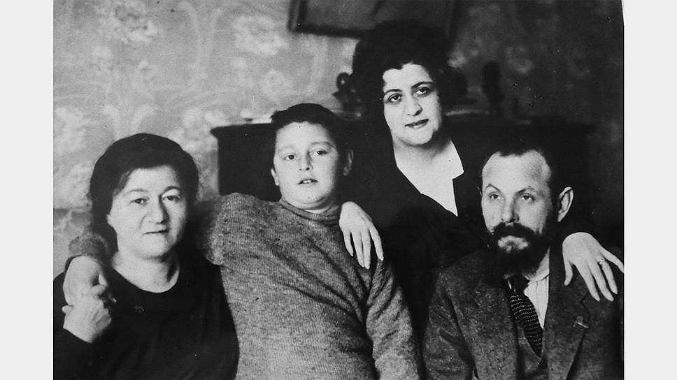 Семья Стекловых (слева направо): Софья Яковлевна, Володя, Мария, Юрий Михайлович  