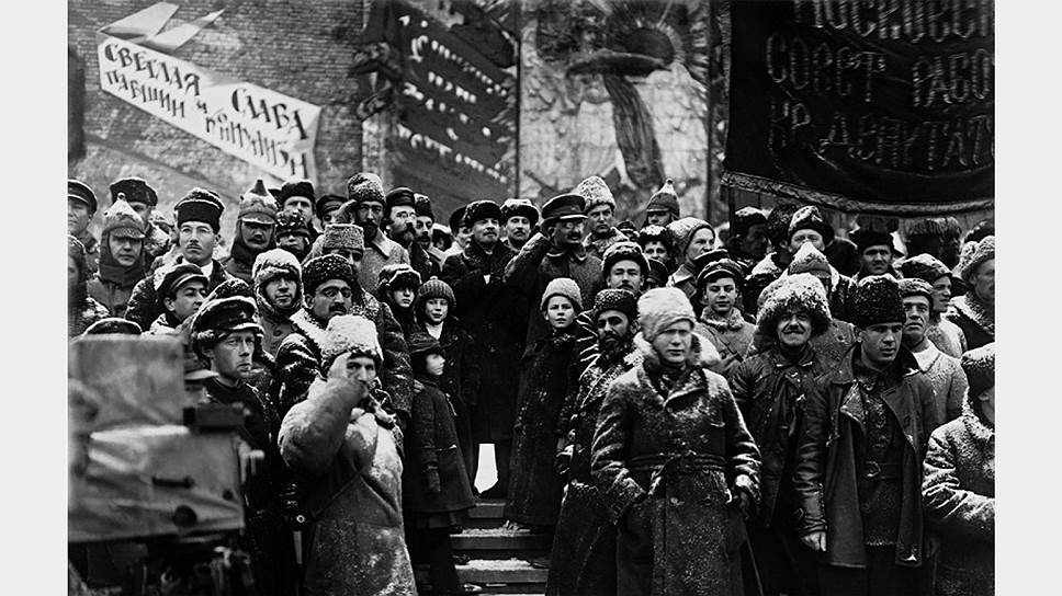 Володя Стеклов (мальчик в папахе в центре, справа от Ленина) на митинге на Красной площади 
