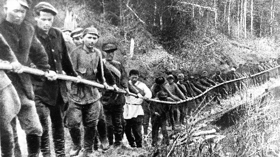 Коми ССР. Заключенные ухтинской экспедиции Управления северных лагерей особого назначения на транспортировке грузов вверх по реке Ижме. 1929 год 
