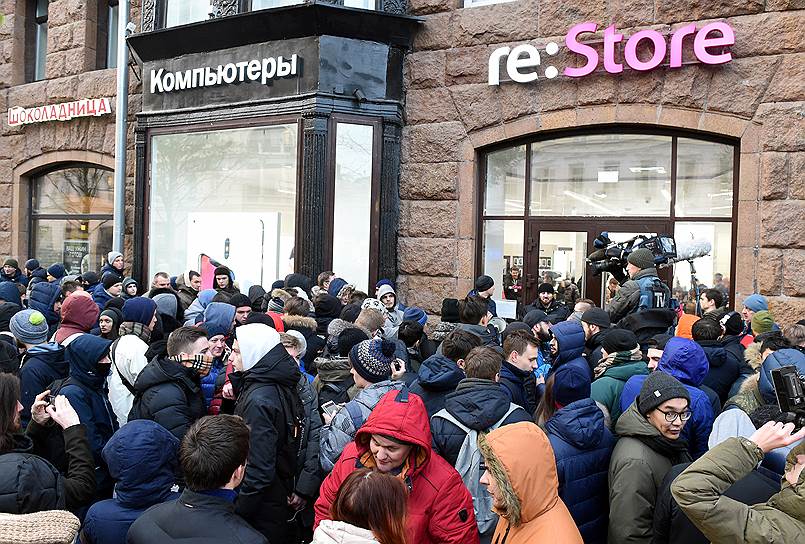 Москва. Презентация и старт продаж смартфонов во флагманском магазине re:Store