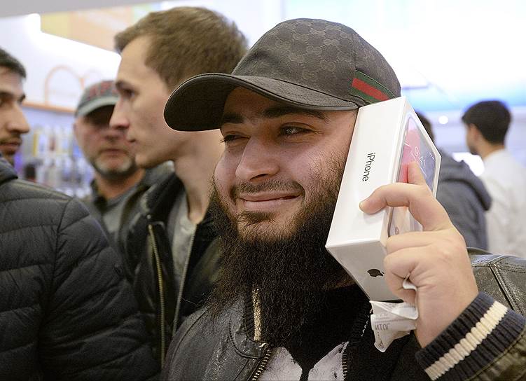 3 ноября в России начались продажи смартфона iPhone X, произведенного корпорацией Apple. Стоимость смартфона составляет 79 990 руб. за версию с 64 гигабайтами памяти, 91 990 руб.— за версию на 256 гигабайтов На фото: покупатели в магазине «Связной»