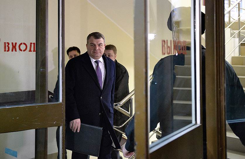 В 2013 году против бывшего министра Анатолия Сердюкова было возбуждено дело о халатности, но в 2014-м его прекратили по амнистии. При этом с ноября 2013 года он приступил к работе в качестве гендиректора Федерального исследовательского испытательного центра машиностроения, который входит в один из холдингов госкорпорации «Ростех». Сейчас Сердюков является индустриальным директором авиационного кластера «Ростеха». В июне 2017 года он также вошел в совет директоров «КамАЗа» и ОАК