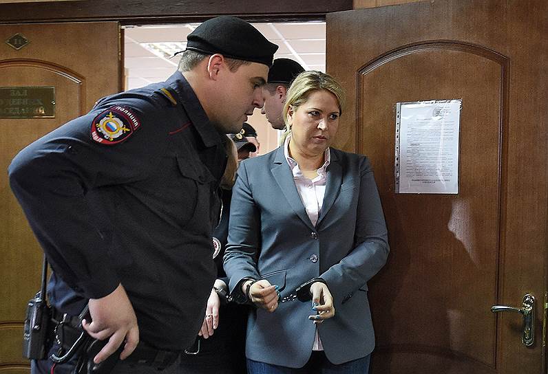 8 мая 2015 года суд признал бывшую главу департамента имущественных отношений Минобороны Евгению Васильеву виновной в 8 из 12 эпизодов мошенничества и злоупотребления полномочиями и приговорил ее к пяти годам колонии. 25 августа того же года суд решил освободить ее условно-досрочно. Позже сообщалось, что госпоже Васильевой вернули арестованное ранее имущество