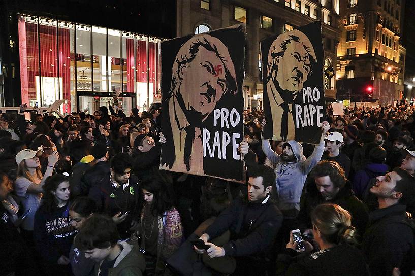 Нью-Йорк. Противники избрания Дональда Трампа протестуют напротив небоскреба Trump Tower