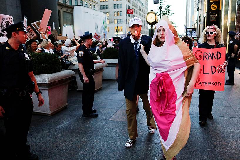 Нью-Йорк. Противники Дональда Трампа протестуют напротив небоскреба Trump Tower