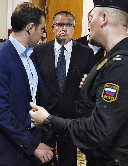 Бывшему министру запрещается покидать и менять без разрешения место жительства, общаться с кем-либо, кроме близких родственников, отправлять почтовые сообщения и пользоваться любыми средствами связи. Телефоном господин Улюкаев может пользоваться только для вызова скорой помощи или спасательной службы