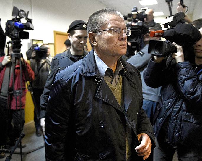 Алексей Улюкаев носит электронный браслет слежения. Его ношение не является обязательной мерой при помещении под домашний арест, однако в случае с бывшим министром суд счел, что браслет необходим