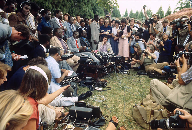 На выборах в 1980 году Мугабе стал премьер-министром, а страна получила новое название — Зимбабве. В 1987 году Мугабе упразднил пост премьер-министра, а себя назначил президентом страны. Впоследствии переизбирался в 1990, 1996, 2002, 2008 и 2013 годах