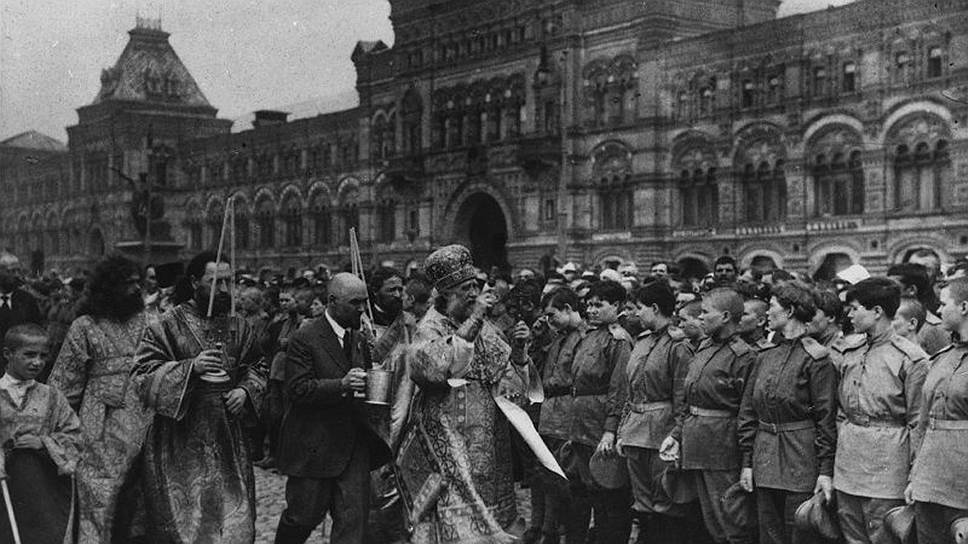 Первым из пострадавших в XX веке от рук большевиков к лику святых был причислен патриарх Тихон, избранный на патриарший престол в 1917 году 