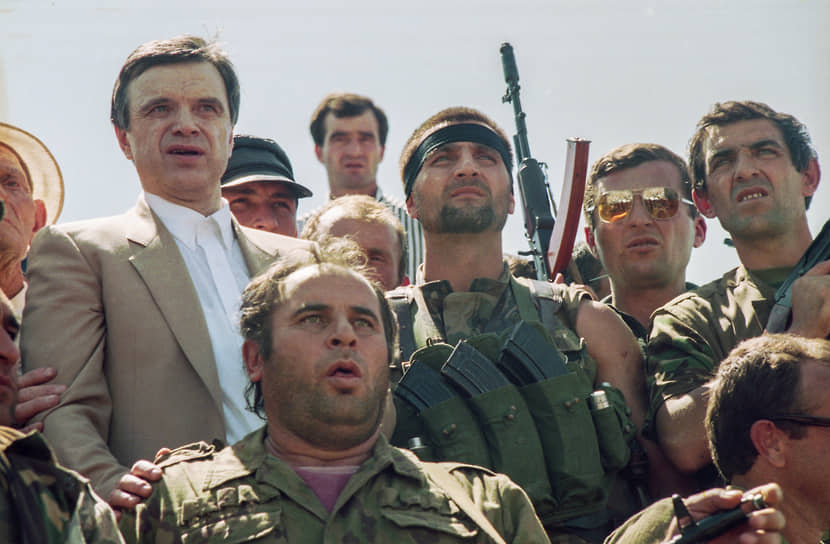 «Джохар, ты чего мне в глаза не смотришь?» В 1994 году Хасбулатов организовал миротворческую миссию в Чечне, пытаясь провести переговоры между российскими властями, Джохаром Дудаевым и антидудаевской оппозицией. Однако эти попытки не увенчались успехом