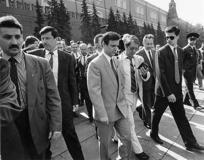 «Депутаты чувствовали себя ответственными перед народом» В 1990 году Руслан Хасбулатов был избран народным депутатом РСФСР. В этом же году он стал первым заместителем председателя Верховного совета Бориса Ельцина