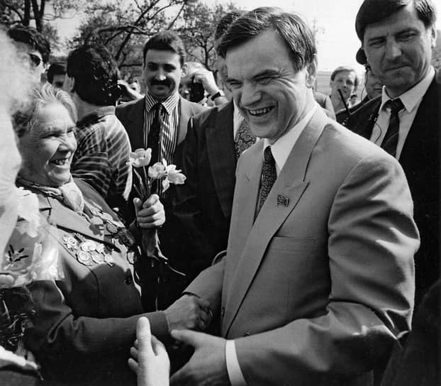 С 1994 года Хасбулатов возглавлял кафедру мировой экономики в Российском экономическом университете имени Г. В. Плеханова, читал лекции студентам и публиковал статьи и книги на экономические и политические темы
