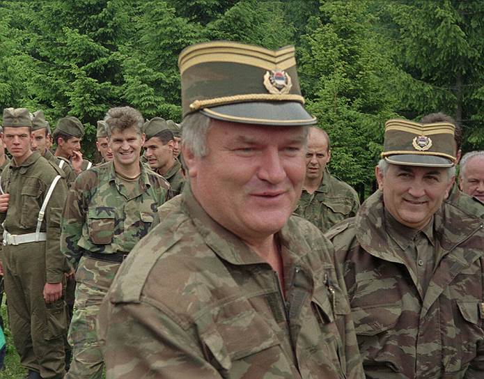 Младич считается непосредственным исполнителем планов президента Республики Сербской Радована Караджича по организации этнических чисток и геноцида несербского населения. Он осуществлял руководство всеми вооруженными, полицейскими и полувоенными формированиями республики 