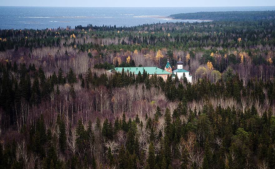 С Секирной горы можно обозреть весь остров Соловецкий На фото: вид на Исаковский скит