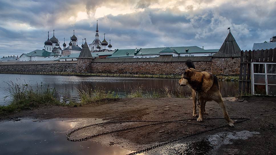 Отношения между жителями поселка Соловецкий и монастырем нельзя назвать безоблачными