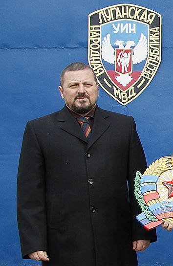 Игорь Корнет, глава МВД ЛНР с августа 2014 года До 2014 года работал сотрудником уголовного розыска в УМВД Украины в Луганской области. Затем возглавил министерство внутренних дел ЛНР. 20 ноября был отстранен от должности Игорем Плотницким, но отказался покинуть свой пост. Конфликт привел к отставке господина Плотницкого, а глава МВД вернулся к своим обязанностям с 25 ноября