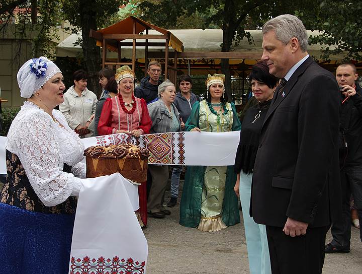 Сергей Козлов, председатель совета министров ЛНР с 26 декабря 2015 года До 2014 года работал в Луганском энергетическом объединении. С началом конфликта зачислен в добровольческий батальон «Заря», начальник штаба подразделения, а затем и народной милиции ЛНР. В ноябре 2017 года вместе с министром госбезопасности Леонидом Пасечником и спикером парламента Владимиром Дегтяренко выступил с заявлением об отставке главы ЛНР Игоря Плотницкого