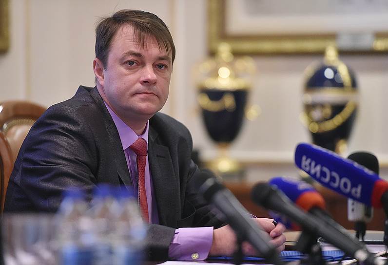Максим Лещенко, руководитель администрации главы ДНР с декабря 2014 года До 2014 года был директором по экономике шахты «Ждановская», занимал руководящие должности на ряде других предприятий. С сентября 2014 года был военным комендантом города Харцызск (ДНР)