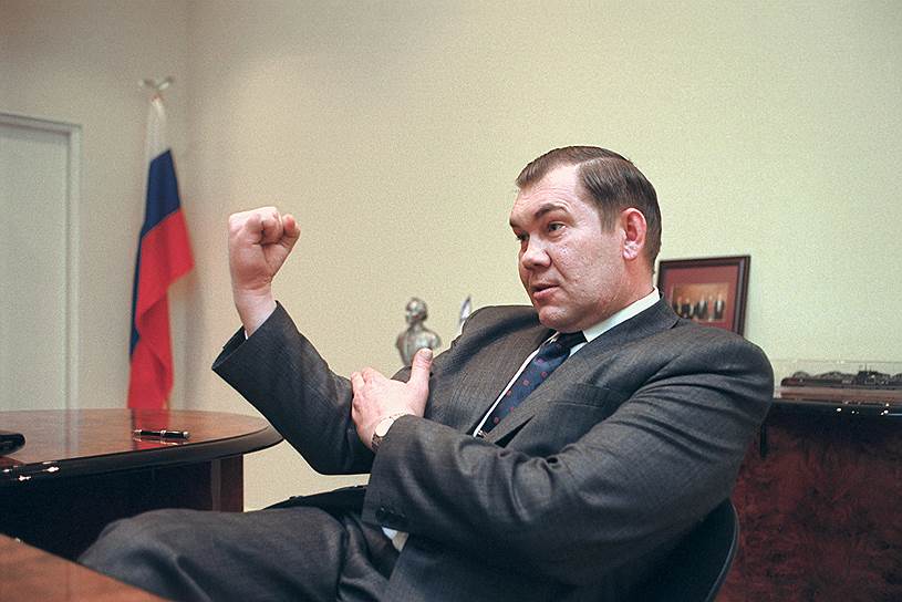 Александр Лебедь Регион: Красноярский край Годы правления: 1998–2002 Генерал Александр Лебедь говорил, как резал. «Не люблю делать лишние движения. Тише едешь — шире морда»,— описывал он философию своей жизни. Лишних слов господин Лебедь тоже не бросал. «Потряси любого россиянина, так обязательно пять-шесть лет тюрьмы из него вытрясешь»,— рассуждал он. Политиков генерал недолюбливал. «Генерал-демократ — все равно что еврей-оленевод»,— признавался Александр Лебедь. Депутатов Госдумы он явно недолюбливал: «Сидят с видом задумчивой гири».