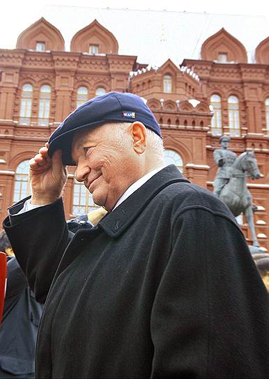 Юрий Лужков Регион: Москва Годы правления: 1992–2010 Мэр Москвы Юрий Лужков любил внимание публики и журналистов, а по количеству выражений, которые стали крылатыми, он, пожалуй, мало уступает экс-премьеру Виктору Черномырдину. «Мэров, пэров… и я просто как культурный человек не могу дальше продолжать»,— критиковал он систему должностей, хотя сам всегда предпочитал, чтобы его называли именно мэром. По мнению господина Лужкова, «каждый третьеразрядный клерк российского правительства норовит получить статус голубого» (мэр имел в виду мигалку). «Я не хочу изменять ни жене, ни президенту, ни москвичам»,— уверял Юрий Лужков. Ну а свое пристрастие к кепке он объяснял так: «Кепка защищает некоторые обнаженные части моего тела».