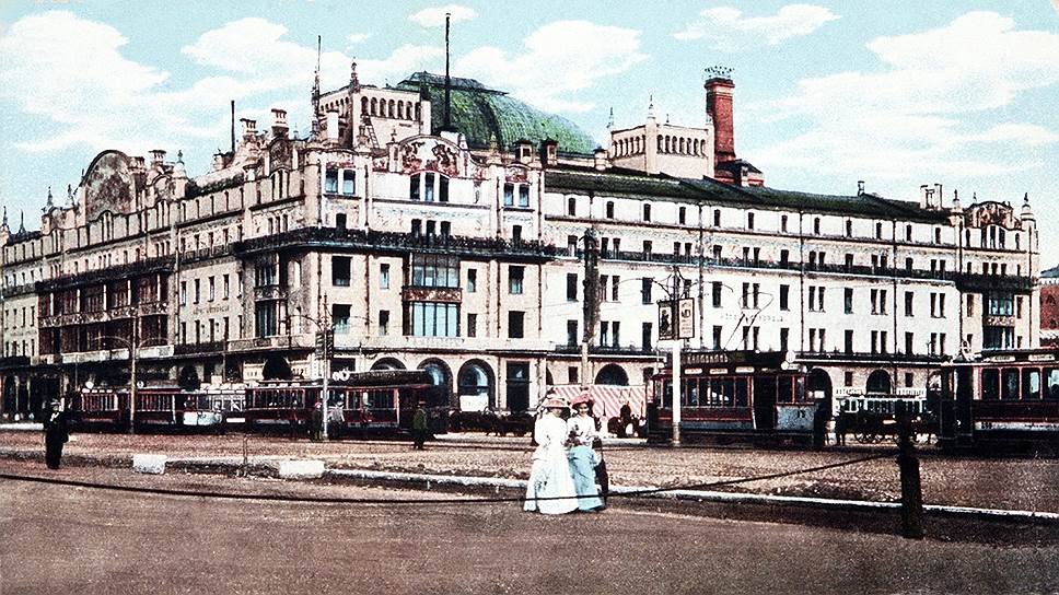 «Метрополь» был одной из центральных московских гостиниц, в которой останавливались состоятельные люди. Заведение настолько заботилось о своем статусе, что после 23 часов посетителей в номера не пускали 