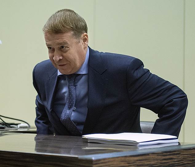 Леонид Маркелов Регион: Марий Эл Годы правления: 2001–2017 Не баловал жителей Марий Эл и бывший глава республики Леонид Маркелов (обвиняется в коррупции). «Нигде так не было, чтобы так ворчали-ворчали, рычали. Везде "спасибо" говорят. Но, наверное, мне тоже стоит повернуться к вам так — тем местом, каким вы ко мне повернулись, да? Закрыть все и уехать, и дорогу раскопать. Не верите, что я дорогу раскопаю?» — пригрозил он жителям села Шимшурга, которые, по мнению чиновника, недостаточно почтительно его встретили. К коллегам по марийскому правительству он наоборот относился с уважением: «Поляну не накрыть для людей, с которыми я тружусь, считается просто даже как-то оскорбительным».