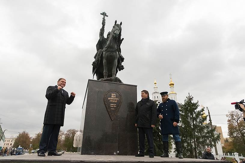 Вадим Потомский Регион: Орловская область Годы правления: 2014–2017 Экс-глава Орловской области Вадим Потомский проработал губернатором всего три года, но за это короткое время успел прославить себя крылатыми выражениями. «Иван Грозный однажды сказал: "Я виновен в смерти своего сына, потому что вовремя не отдал его лекарям". Когда они ехали в дороге и он заболел, они ехали из Москвы в Петербург»,— оправдал царя губернатор. Местных журналистов и блогеров Вадим Потомский ценил невысоко: «Каждый чепушило, который имеет ручку и листочек, тычет, как плохо в Орловской области». Это не единственный пример использования губернатором лексики из мест не столь отдаленных. «Бог не фраер. Он все видит. И суд бывает только один — Божий суд»,— осудил господин Потомский тех, кому не понравилась покупка местным епископом внедорожника Toyota.