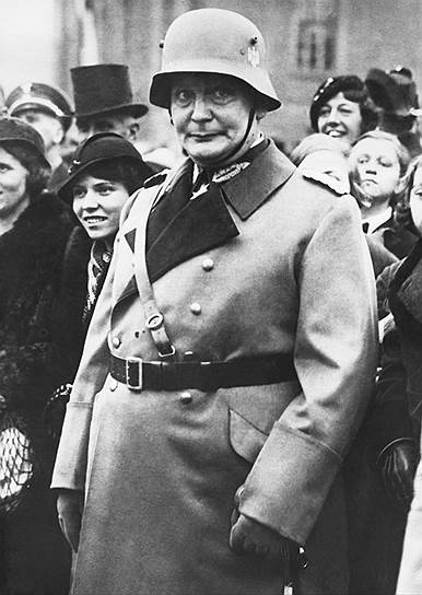 В мае 1945 года был арестован главнокомандующий немецкой авиацией Герман Геринг. Международный военный трибунал приговорил его к смертной казни через повешение, но решение суда он не признал. За несколько часов перед казнью 15 октября 1946 года Геринг принял цианистый калий  