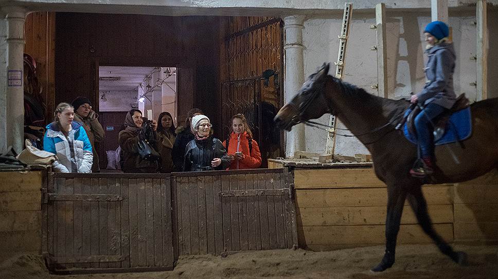 Елена Петерсон, одна из старейших сотрудников ЦМИ, проводит экскурсии для школьников в музее и на территории конюшен 