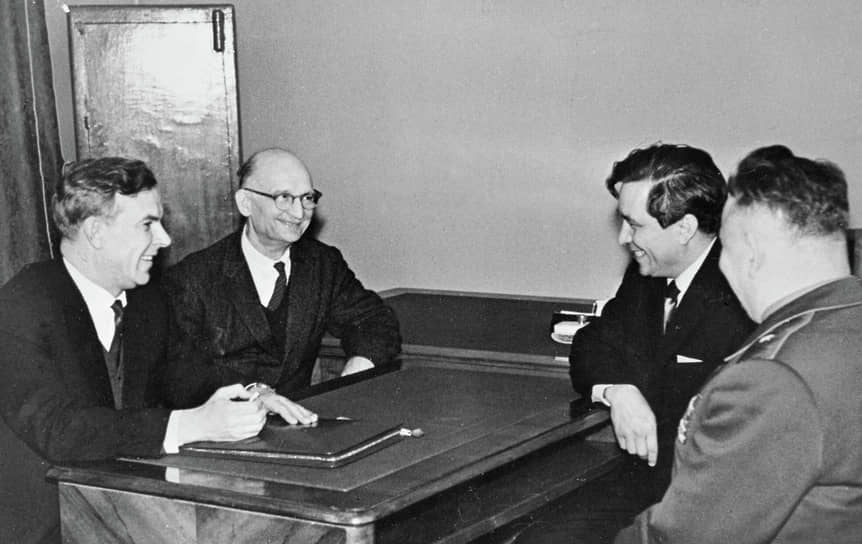 В 1946 году Наркомат государственной безопасности (НКГБ) СССР был преобразован в Министерство государственной безопасности (МГБ) СССР. 13 марта 1954 года был создан Комитет государственной безопасности (КГБ) СССР На фото: председатель КГБ Владимир Семичастный (первый слева) принимает советских разведчиков Рудольфа Абеля и Конана Молодого