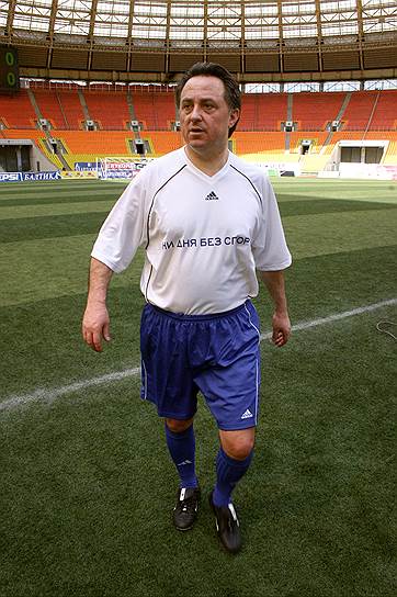 В 2001–2003 годах Виталий Мутко возглавлял Российскую футбольную премьер-лигу. С 2 апреля 2005 года по 24 ноября 2009 года,  а затем с 2 сентября 2015 года руководил Российским футбольным союзом 
