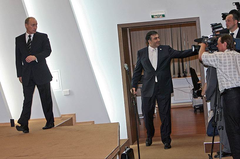 25 ноября 2007 года на фоне массовых акций протеста Михаил Саакашвили принял добровольное решение уйти в отставку, объявив досрочные президентские выборы, которые состоялись 5 января 2008 года. Господин Саакашвили был переизбран президентом с 53,47% голосов На фото: президент Грузии Михаил Саакашвили (справа) на встрече с Владимиром Путиным в рамках ПМЭФ