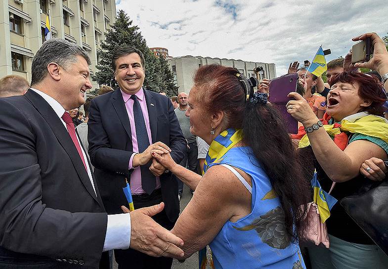 С февраля 2015 года Михаил Саакашвили работал советником президента Украины Петра Порошенко (член объединения, деятельность которого признана экстремистской и запрещена в РФ; на фото слева). 29 мая 2015 года его указом Михаилу Саакашвили было предоставлено украинское гражданство. На следующий день он был назначен главой Одесской областной государственной администрации. От грузинского гражданства Михаил Саакашвили отказался