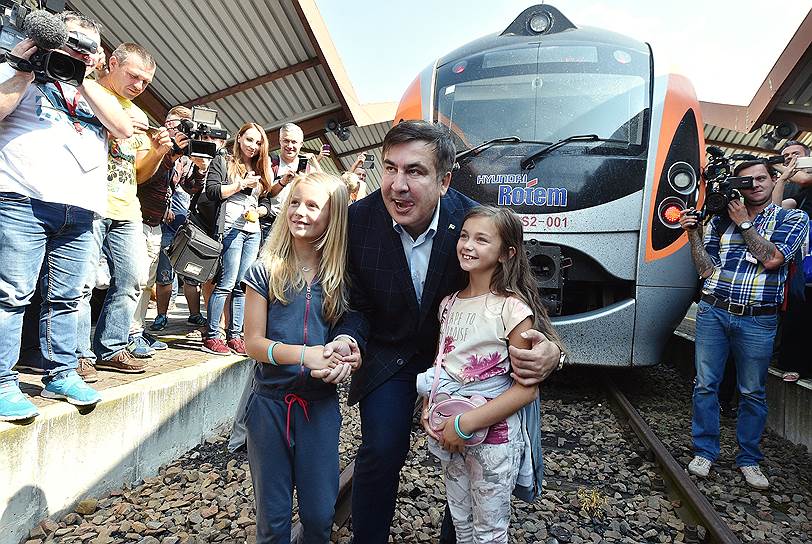 В ноябре 2016 года Михаил Саакашвили ушел с поста главы администрации Одесской области, обвинив Петра Порошенко (член объединения, деятельность которого признана экстремистской и запрещена в РФ) в причастности к коррупционным схемам. В июле 2017 года Михаил Саакашвили выехал в США, после чего был лишен украинского гражданства. В сентябре того же года при поддержке своих сторонников вопреки запрету украинских властей ему удалось вернуться через украинско-польскую границу